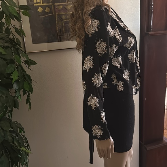 Jacket women’s black with flowers Sz lg - Picture 3 of 5